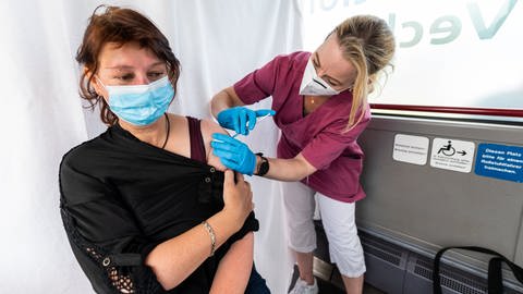 Eine Frau bekommt im Impfbus eines mobilen Teams eine Corona-Schutzimpfung. (Foto: dpa Bildfunk, picture alliance/dpa | Philipp Schulze)