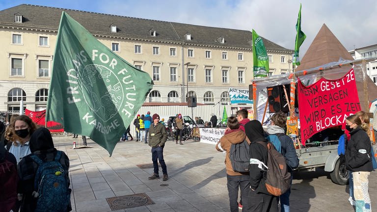 Klimaktivisten mit Fahnen bei einer Kundgebung von Fridays for Future (FFF) in Karlsruhe (Foto: SWR)