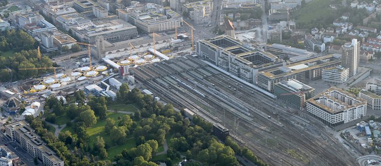Luftaufnahme des Stuttgarter Hauptbahnhofs und der Baustelle des Bahnprojekts S21. (Foto: dpa Bildfunk, picture alliance/dpa | Bernd Weissbrod)