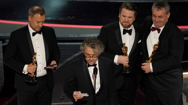 Brian Connor (von links nach rechts), Paul Lambert, Tristan Myles und Gerd Nefzer freuen sich über den Preis in der Kategorie Visuelle Effekte für den Science-Fiction-Film "Dune" bei der 94. Verleihung der Academy Awards in Hollywood. (Foto: dpa Bildfunk, Picture Alliance)