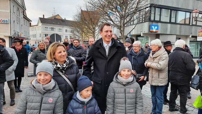 Clemens Moll nach der Wahl in Weingarten mit seiner Familie (Foto: SWR)