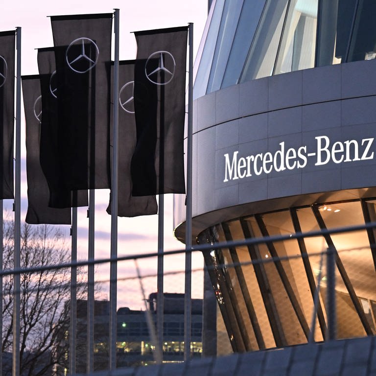 Fahnen mit dem Mercedes Stern, das Logo des Automobilherstellers Mercedes-Benz, stehen vor dem Mercedes-Benz Museum am Stammwerk.  (Foto: dpa Bildfunk, Picture Alliance)