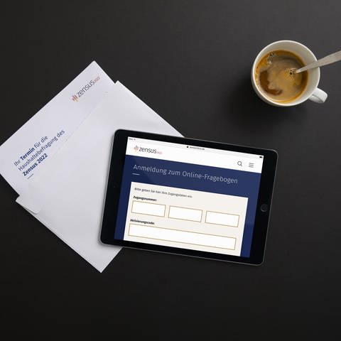 Ein Tablet zeigt einen Auszug eines Online-Fragebogens zum Zensus (Foto: Pressestelle, Statistische Ämter des Bundes und der Länder)