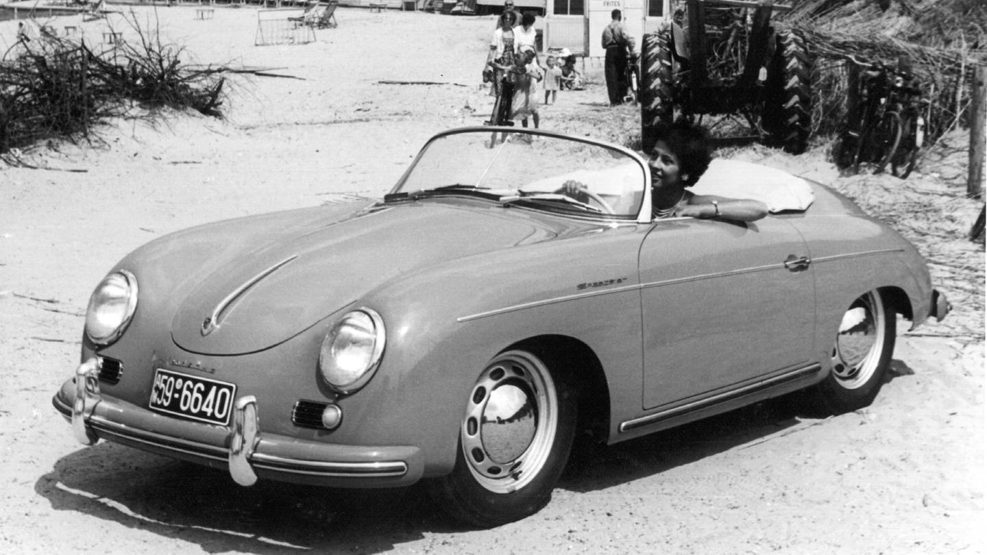 70 Jahre Baden-Württembergische Wirtschaftsgeschichte: Das Porsche Werk in Stuttgart-Zuffenhausen präsentiert 1955 den «Speedster 55/56». Der Wagen ist in der Form eines Roadsters mit versenkbarem Verdeck und gewölbter zugfreier Scheibe gehalten. (Foto: dpa Bildfunk, picture alliance / DB/DB/dpa | DB)
