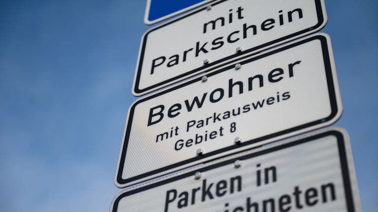 Ein Schild weist auf Parkgebühren oder Anwohnerparkausweis hin. (Foto: dpa Bildfunk, picture alliance/dpa | Marijan Murat)