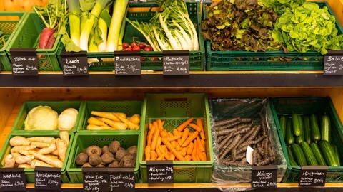 Verschiedenes Gemüse wird in Kisten in einem Laden angeboten (Foto: dpa Bildfunk, picture alliance pa  Philipp von Ditfurth)