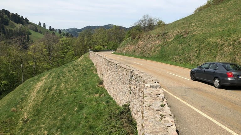 Eine Mauer stützt die Straße vor Abrutsch. (Foto: SWR)
