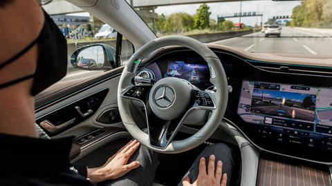 Ein Entwickler bei der Mercedes Benz AG sitzt in einem fahrenden Mercedes vom Typ EQS unter Anwendung des "Drive Pilots". (Foto: dpa Bildfunk, picture alliance/dpa | Carsten Koall)
