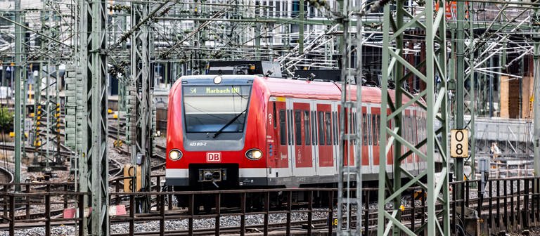 Hauptbahnhof Stuttgart mit Gleisvorfeld und einfahrenden Zügen. (Foto: imago images, IMAGO / Arnulf Hettrich)