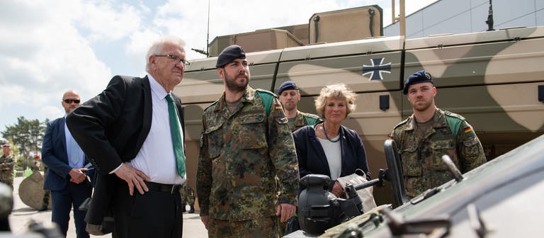 Baden-Württembergs Ministerpräsident Winfried Kretschmann (l, Bündnis 90Die Grünen) besucht die Albkaserne. (Foto: dpa Bildfunk, picture alliance/dpa | Silas Stein)
