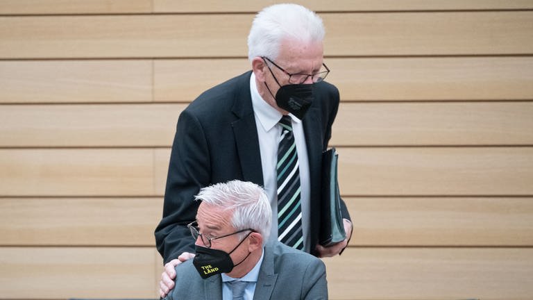 Innenminister Strobl (CDU) und Ministerpräsident Kretschmann (Grüne) bei einer Landtagssitzung (Foto: dpa Bildfunk, picture alliance/dpa | Marijan Murat)