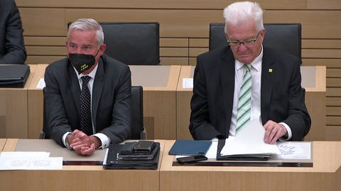 Innenminister Thomas Strobl und Ministerpräsident Winfried Kretschmann sitzen im Landtag.  (Foto: SWR)