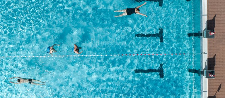 Mehrere Menschen schwimmen in einem Schwimmbecken, das von oben aufgenommen ist (Foto: dpa Bildfunk, picture alliance/dpa | Thomas Frey)