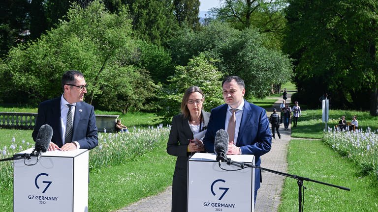 Cem Özdemir und Mykola Solskyj geben beim G7 Treffen der Agrarminister im Schloss Hohenheim ein Statement ab. (Foto: dpa Bildfunk, picture alliance/dpa | Bernd Weißbrod)