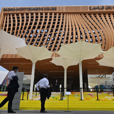 Besucher gehen zum Pavillon von Baden-Württemberg auf der Expo in Dubai. (Foto: dpa Bildfunk, picture alliance/dpa | Ryan Lim)