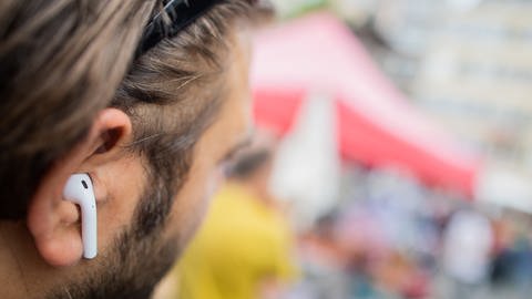 Ein Mann trägt einen kabellosen Minikopfhörer in seinem Ohr (Foto: dpa Bildfunk,  picture alliance/Rolf Vennenbernd/dpa)