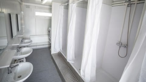 Duschcontainer mit drei Duschen und Waschbecken. (Foto: dpa Bildfunk, picture alliance/Christoph Schmidt/dpa)