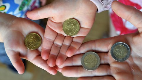 Drei Kinderhände halten 2-Euro und 50-Centmünzen ins Bild (Foto: dpa Bildfunk, picture alliance / dpa | Patrick Seeger)
