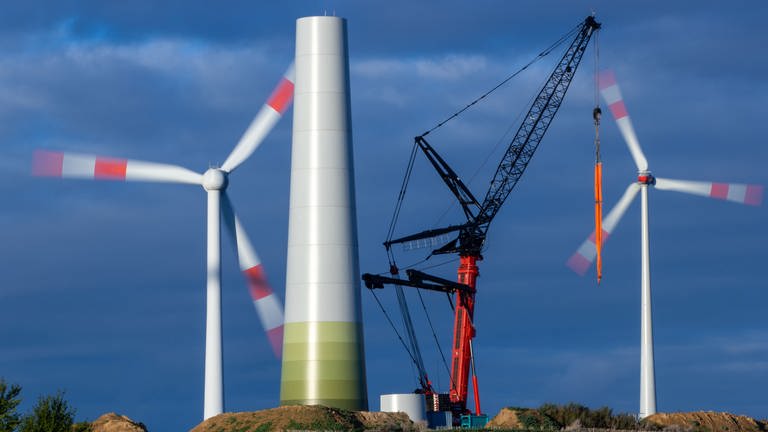 Der Turm für eine neue Windkraftanlage wird in einem bestehenden Windpark in der Nähe von Wismar errichtet. (Foto: dpa Bildfunk, Jens Büttner)
