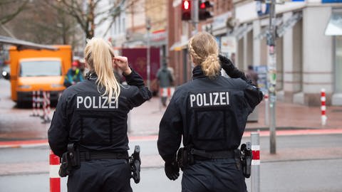 Polizistinnen in der Fußgängerzone  (Foto: dpa Bildfunk, picture alliance/dpa | Julian Stratenschulte)