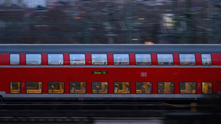 Ein Regionalzug der Deutschen Bahn fährt Richtung Stuttgarter Hauptbahnhof. (Foto: dpa Bildfunk, picture alliance/dpa | Sebastian Gollnow)