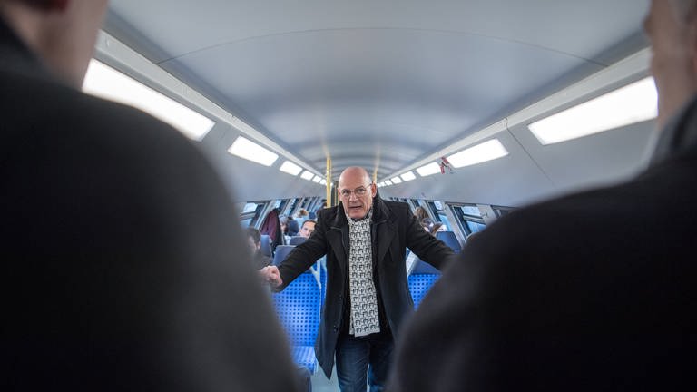 Verkehrsminister Hermann in einem Zug (Foto: dpa Bildfunk, picture alliance/dpa, Sebastian Gollnow)