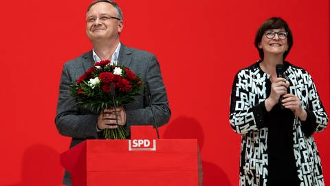 Andreas Stoch und Saskia Esken (SPD) freuen sich über Wahlergebnis (Foto: dpa Bildfunk, Picture Alliance)