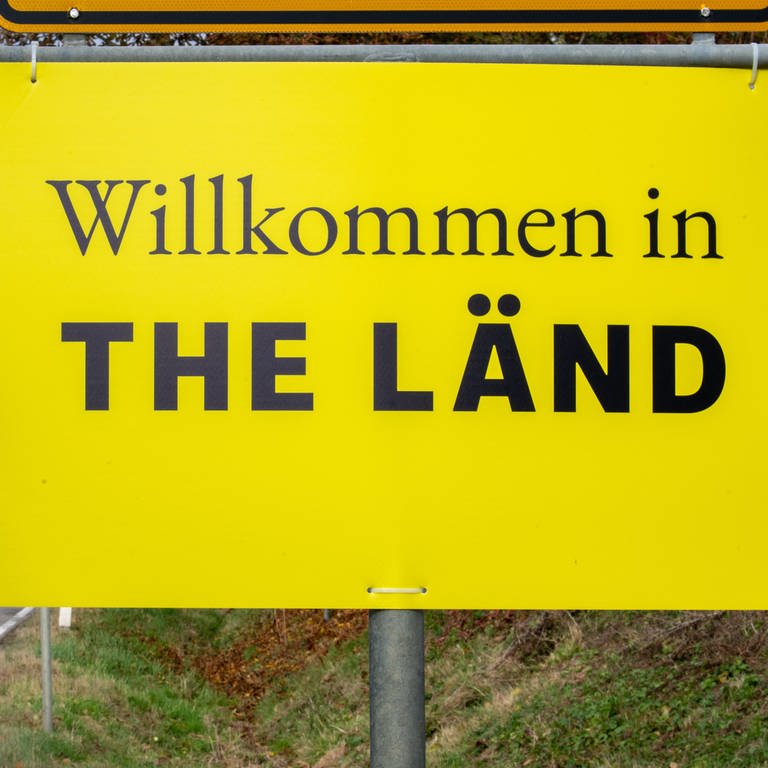 Verkehrsschild mit der Aufschrift "Willkommen in THE LÄND". (Foto: dpa Bildfunk, picture alliance/dpa, Stefan Puchner)