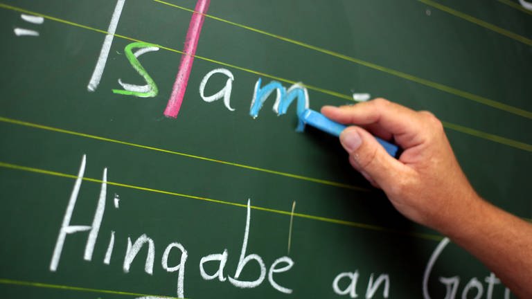 Das Wort Islam mit Kreide auf der Schultafel (Foto: dpa Bildfunk, picture alliancedpa / Oliver Berg)