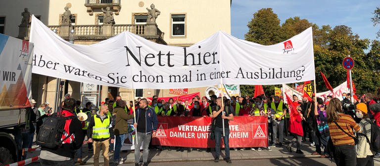 In Stuttgart demonstrieren Beschäftigte von Industriebetrieben im Rahmen eines IG Metall-Aktionstages (Foto: SWR, Vera Neuhausen)