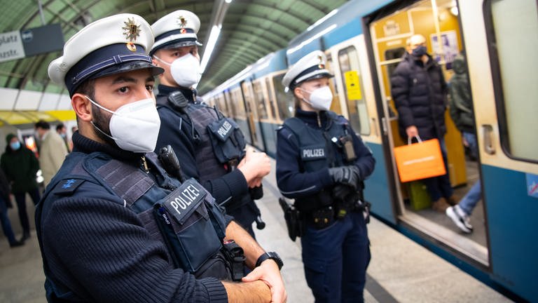 Polizisten kontrollieren im Rahmen eines bundesweiten Aktionstages an einer U-Bahnstation die Einhaltung der Maskenpflicht.  (Foto: dpa Bildfunk, picture alliance/dpa | Sven Hoppe)