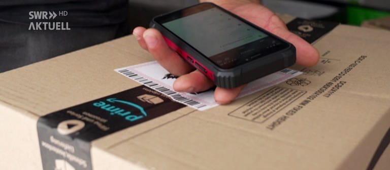 Handy liegt zum Sacannen auf einem Amazon Karton (Foto: SWR)