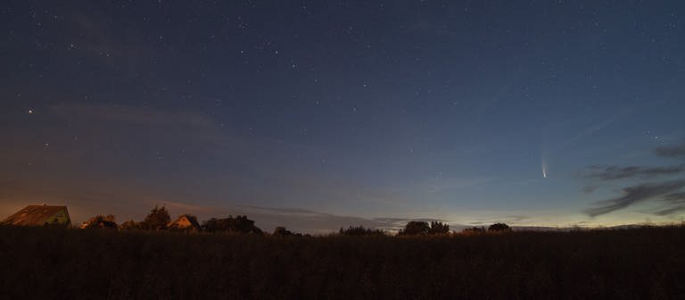 Der Komet Neowise oder C2020 F3 ist vor Sonnenaufgang gegen 2.00 Uhr am Sternenhimmel auf der Insel Usedom an der Ostsee zu sehen. Alle 5.000 bis 7.000 Jahre kommt der Komet der Erde so nah, dass er mit bloßem Auge zu erkennen ist. (Foto: dpa Bildfunk, picture alliance/dpa/dpa-Zentralbild | Stefan Sauer (Symbolfoto))