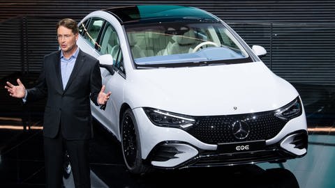 Daimler-Chef Ola Källenius präsentiert den neuen Mercedes-Benz EQE (Foto: dpa Bildfunk, Picture Alliance - Daimler-Chef präsentiert auf der IAA 2021 den neuen Elektro-Mercedes-Benz )