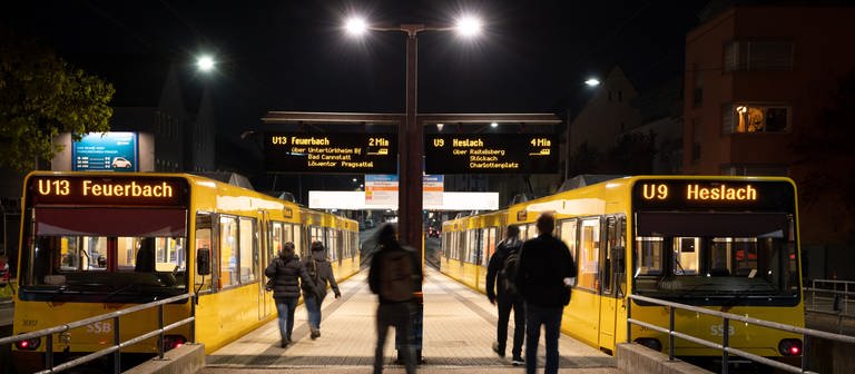 Menschen steigen im morgendlichen Berufsverkehr in eine U-Bahn. In Bussen und Bahnen gilt in Baden-Württemberg jetzt die 3G-Regel. (Foto: dpa Bildfunk, picture alliance/dpa | Bernd Weißbrod)