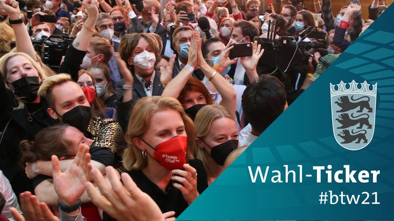 Bundestagswahl 2021: Anhängerinnen und Anhänger der SPD reagieren im Willy-Brandt-Haus auf die ersten Ergebnisse der Bundestagswah (Foto: dpa Bildfunk, Picture Alliance)
