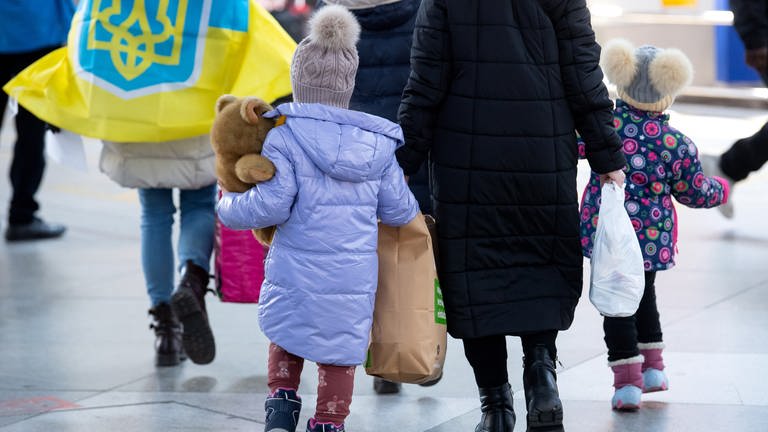 Flüchtlinge aus der Ukraine werden nach ihrer Ankunft am Hauptbahnhof empfangen. (Foto: dpa Bildfunk, picture alliance/dpa | Sven Hoppe)