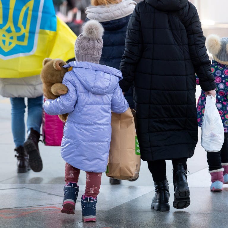 Flüchtlinge aus der Ukraine werden nach ihrer Ankunft am Hauptbahnhof empfangen. (Foto: dpa Bildfunk, picture alliance/dpa | Sven Hoppe)