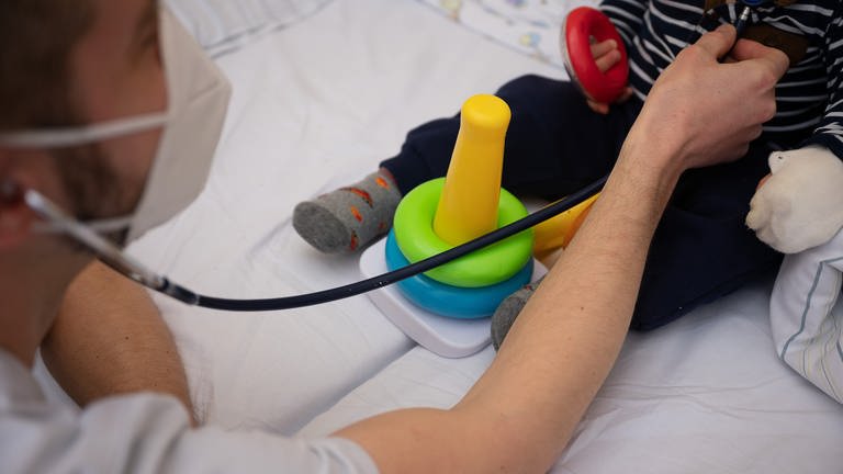 Ein Arzt untersucht im Olgahospital des Klinikums Stuttgart ein Kind.  (Foto: dpa Bildfunk, picture alliance/dpa | Sebastian Gollnow)