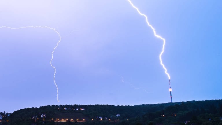 Ein Blitz über Stuttgart (Foto: IMAGO, Florian Gerlach)