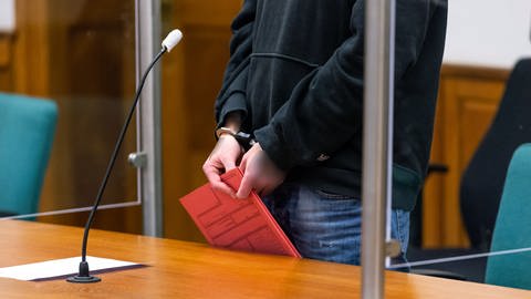 Ein Angeklagter steht wegen sexuellen Missbrauchs vor Gericht. (Foto: dpa Bildfunk, picture alliance/dpa | Philipp Schulze)