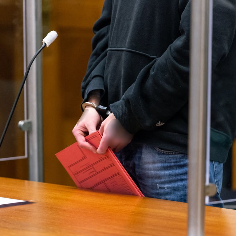 Ein Angeklagter steht wegen sexuellen Missbrauchs vor Gericht. (Foto: dpa Bildfunk, picture alliance/dpa | Philipp Schulze)