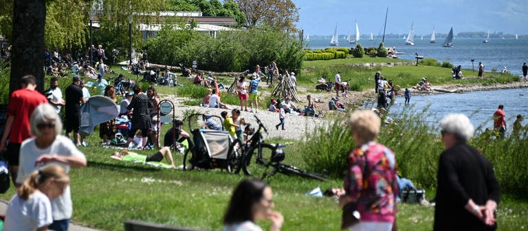 Hunderte Urlauber und Touristen verbringen den Nachmittag am Ufer des Bodensees.  (Foto: dpa Bildfunk, picture alliance/dpa | Felix Kästle)