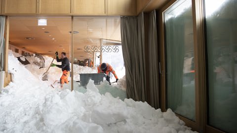 Schweiz, Schwaegalp: Männer versuchen den Schnee aus dem Hotel Säntis auf der Schwägalp zu entfernen.  (Foto: dpa Bildfunk, Picture Alliance)