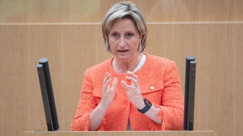 BW Wirtschaftsministerin Hoffmeister-Kraut spricht bei einer Landtags-Debatte (Foto: dpa Bildfunk, picture alliance/dpa | Marijan Murat)
