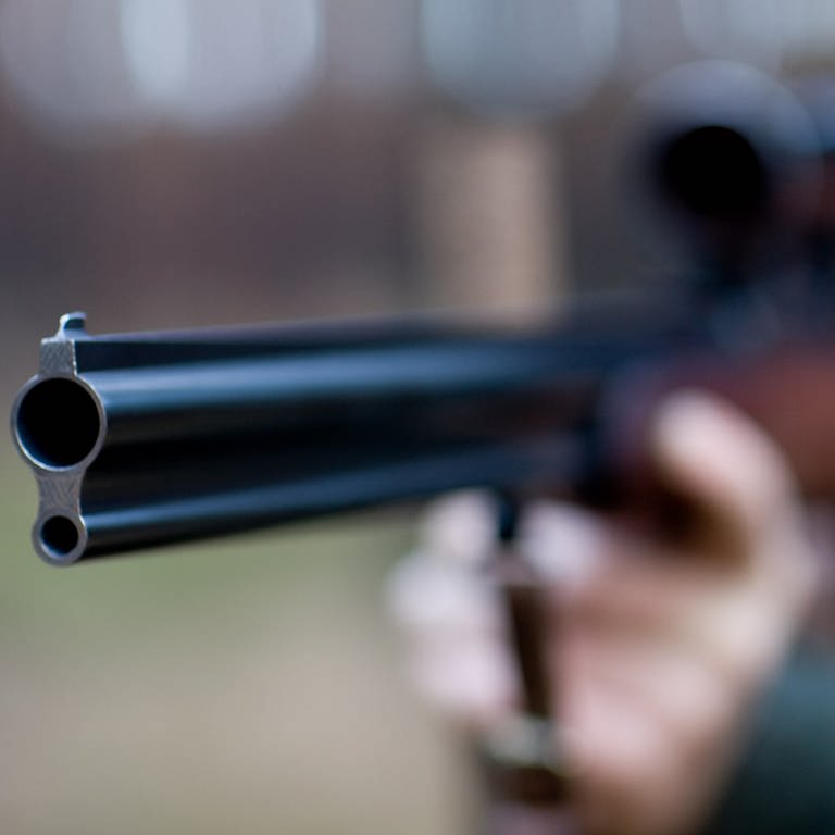 Ein Mann zielt mit seinem Jagdgewehr. (Foto: dpa Bildfunk, picture alliance/dpa/dpa-Zentralbild | Patrick Pleul)