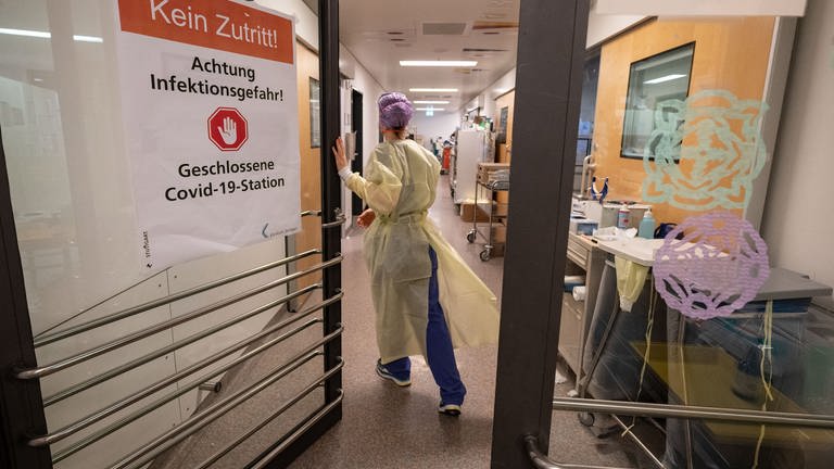 Eine Krankenpflegerin betritt einen abgetrennten Bereich für Covid-19 Patienten einer Intensivstation des Klinikum Stuttgart.  (Foto: dpa Bildfunk, picture alliance/dpa | Marijan Murat (Archiv))