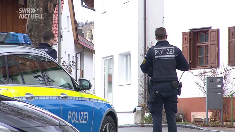 Polizisten in der Nähe des Wohnhauses von Winfried Kretschmann (Foto: SWR)