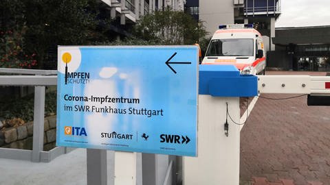 Schild weist den Weg zur Corona-Impfambulanz im SWR-Funkhaus (Foto: SWR)