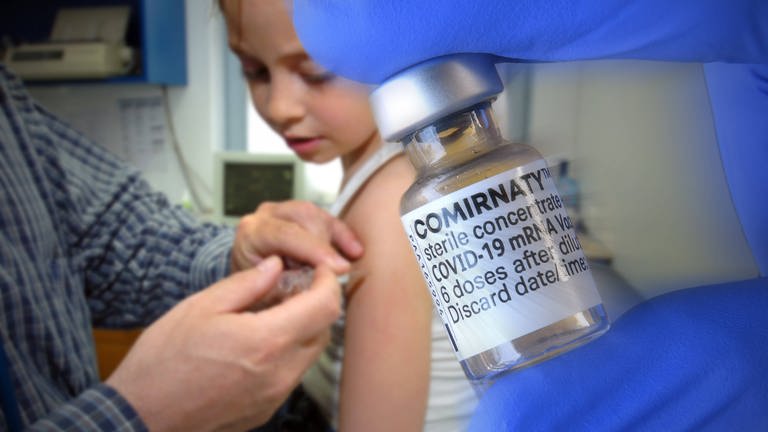Fotomontage: Ein Kind wird geimpft. Im Vordergrund ist ein Fläschchen mit einem Covid-19-Impfstoff zu sehen.  (Foto: IMAGO, IMAGO / Sven Simon (Fotomontage) )